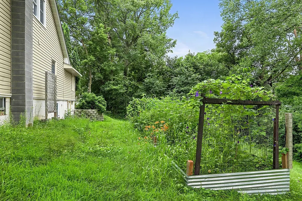 309 2nd Avenue SE New London, MN 56273