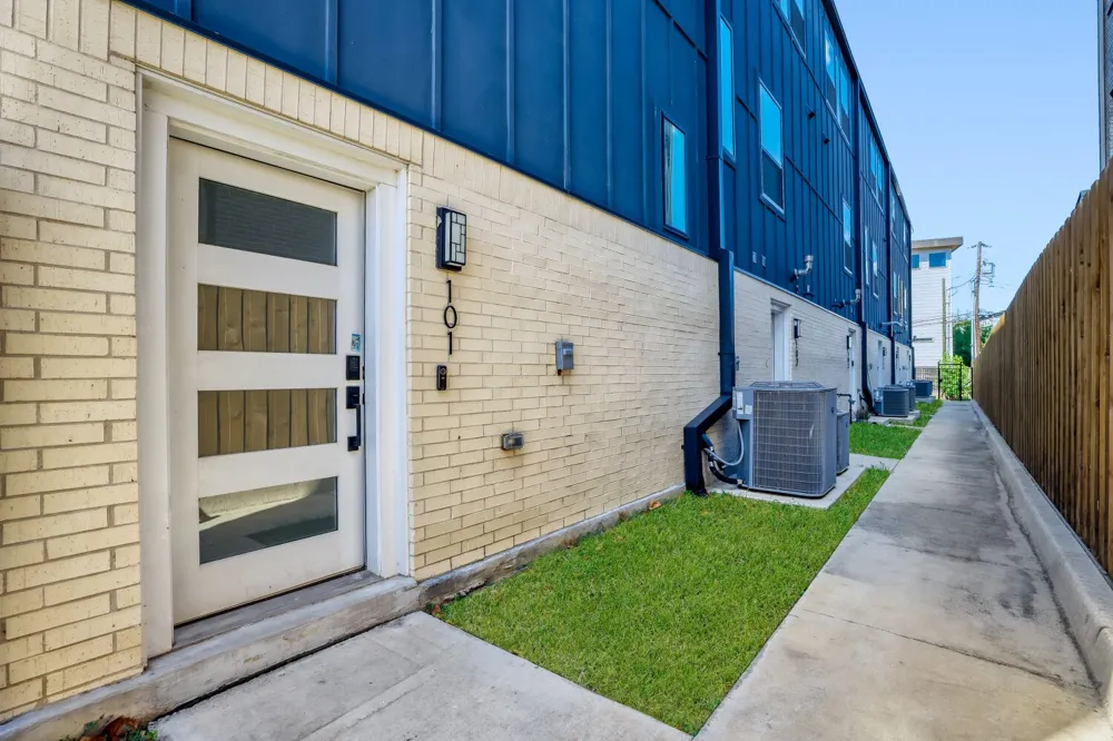 2614 Carroll Avenue #101 Dallas, TX 75204