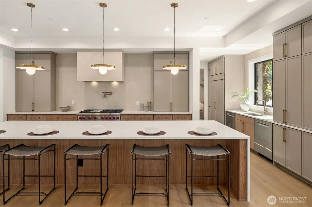 2009 102nd Place SE Bellevue, WA 98004