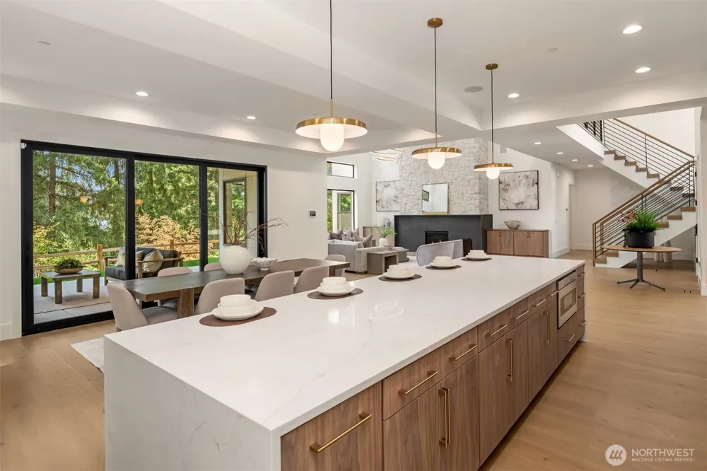 2009 102nd Place SE Bellevue, WA 98004