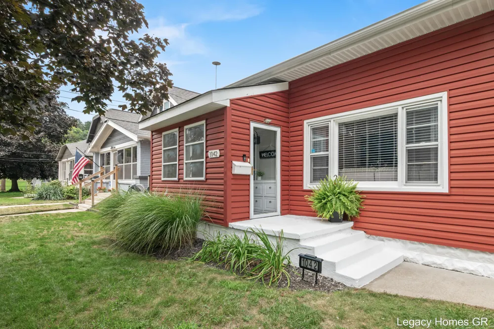 1042 Patton Avenue NW Grand Rapids, MI 49504