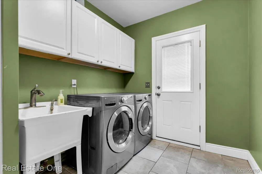 5063 Abington Drive Troy City, MI 48085