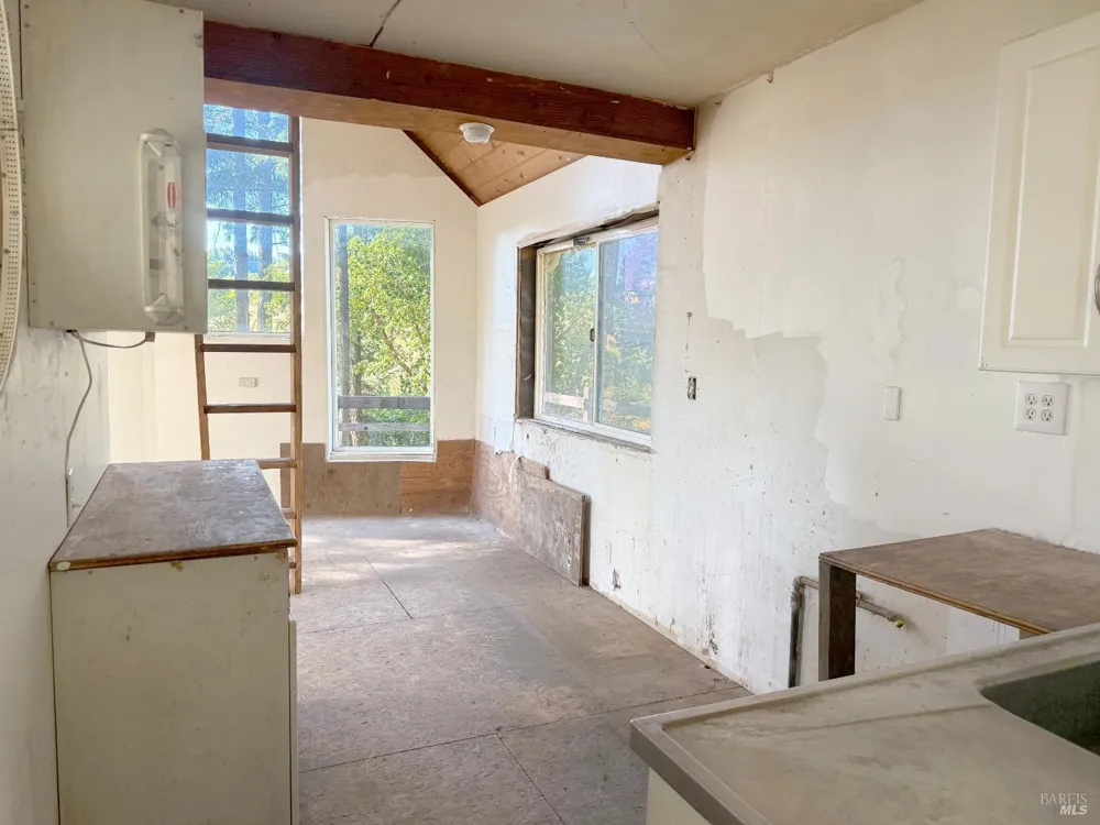 940 Woodman Creek Laytonville, CA 95454