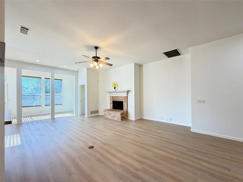 2811 Barco Grand Prairie, TX 75054