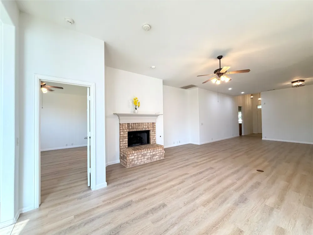 2811 Barco Grand Prairie, TX 75054
