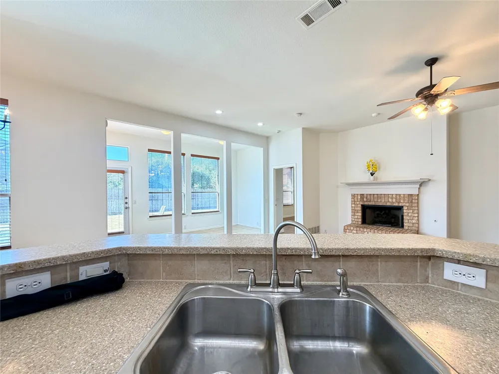 2811 Barco Grand Prairie, TX 75054