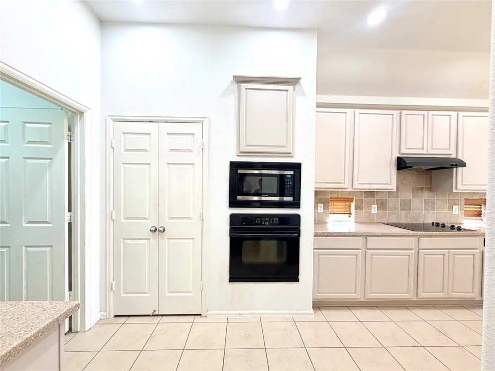2811 Barco Grand Prairie, TX 75054