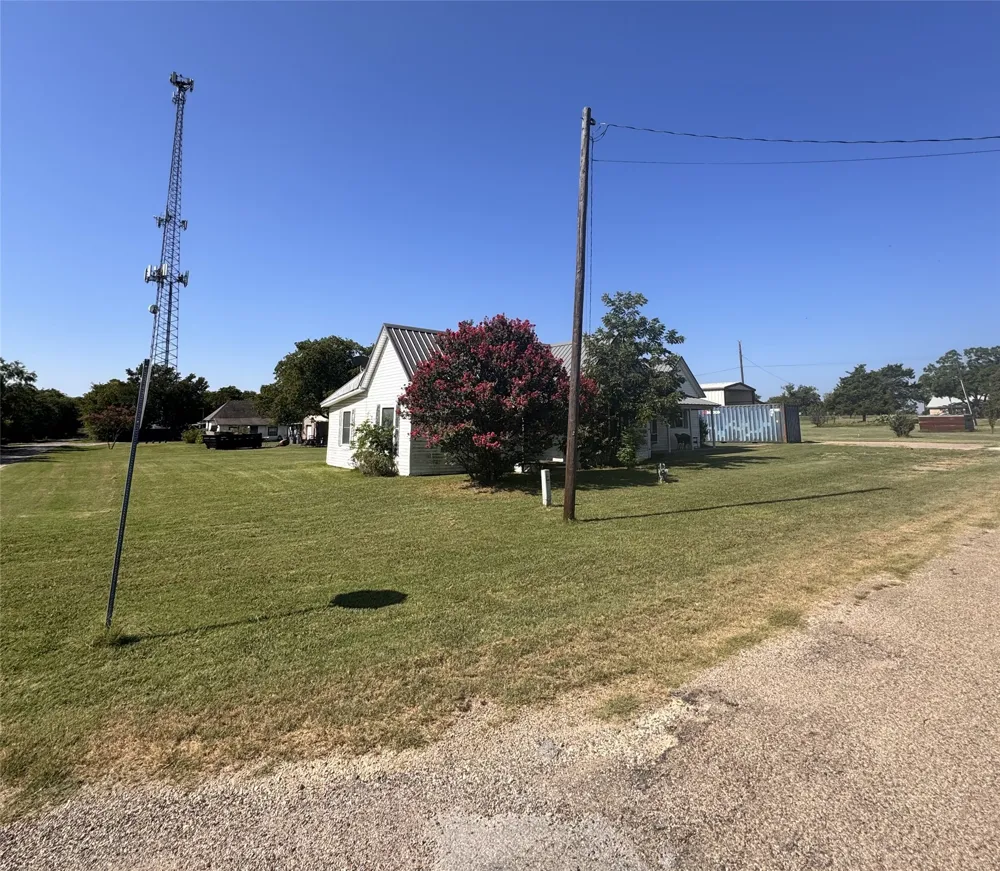 8208 Pearl Street Lillian, TX 76061