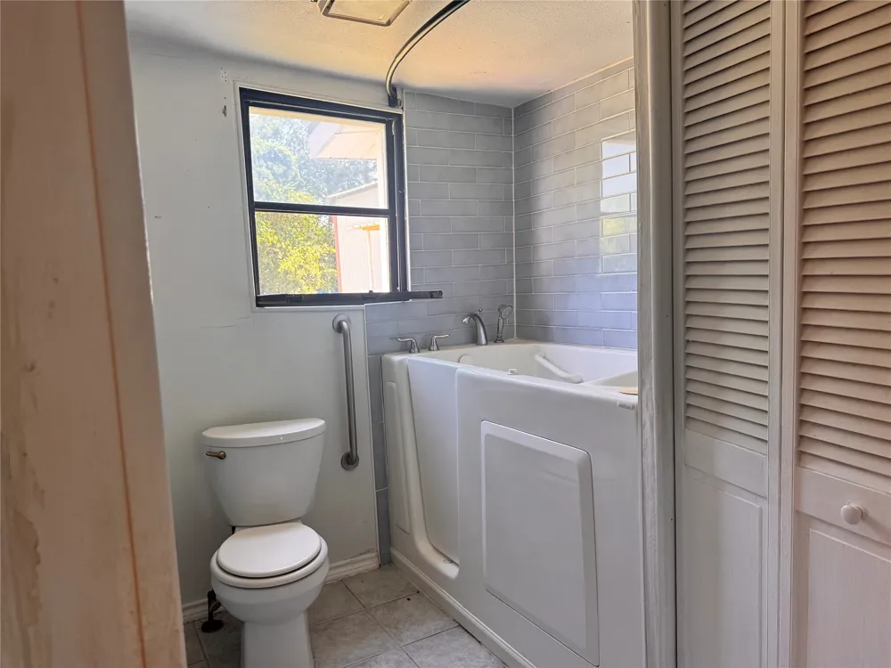 8208 Pearl Street Lillian, TX 76061