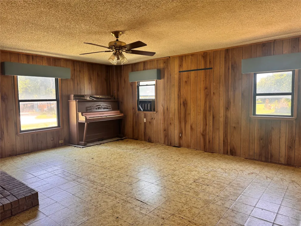 8208 Pearl Street Lillian, TX 76061