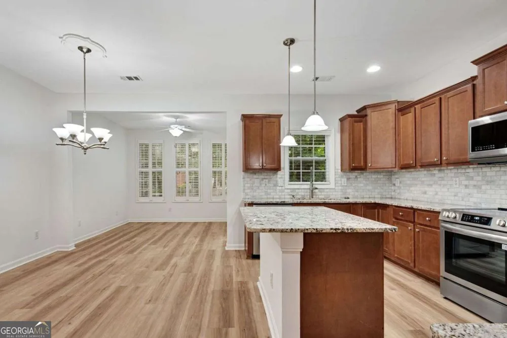 1806 Waters Edge TRL Roswell, GA 30075