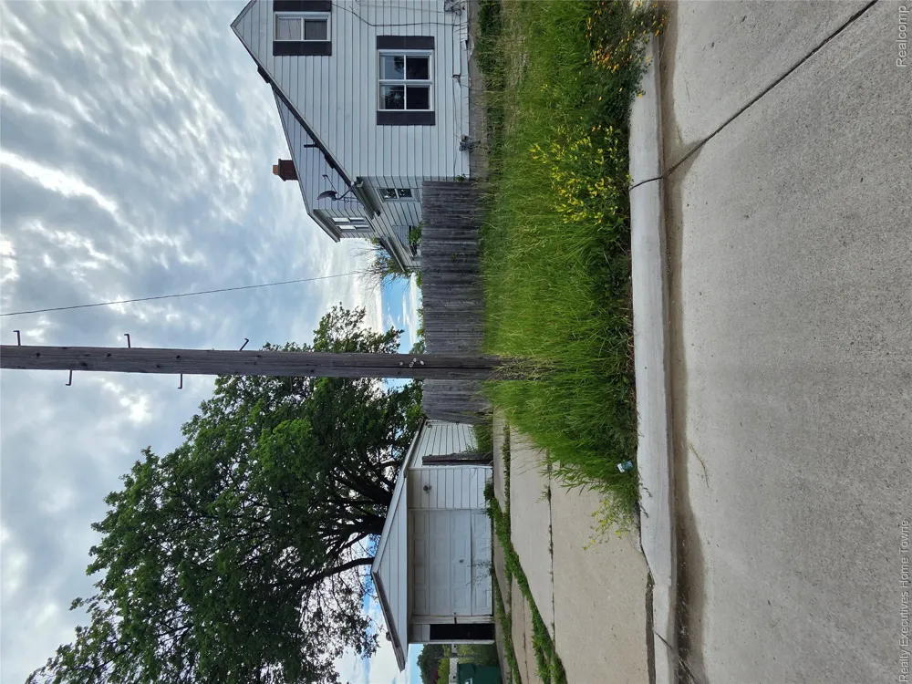 16409 Owen Avenue Eastpointe City, MI 48021