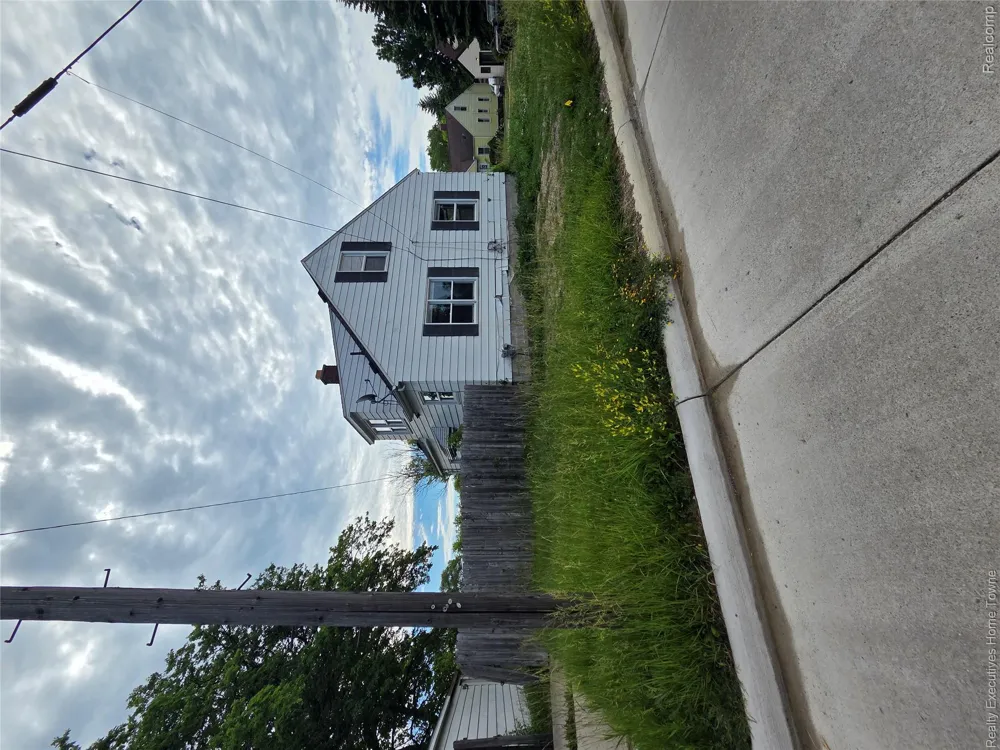 16409 Owen Avenue Eastpointe City, MI 48021