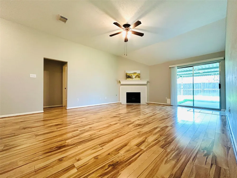 1404 Helmsley Drive Rosenberg, TX 77471