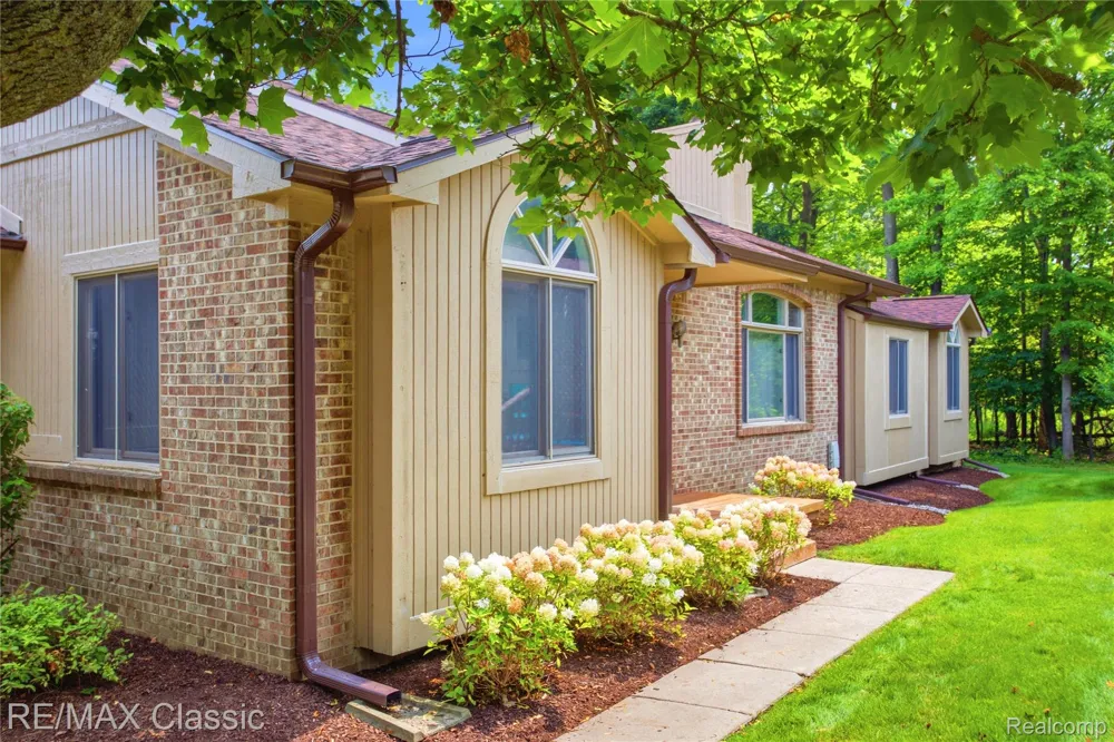 7413 Tall Timbers #178 West Bloomfield Charter Township, MI 48322