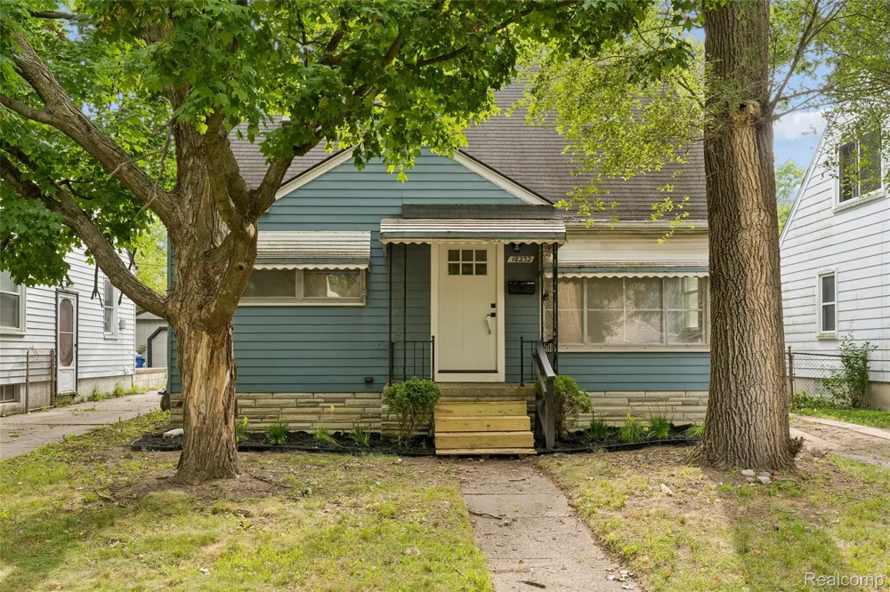 18232 Gaylord Redford Charter Township, MI 48240