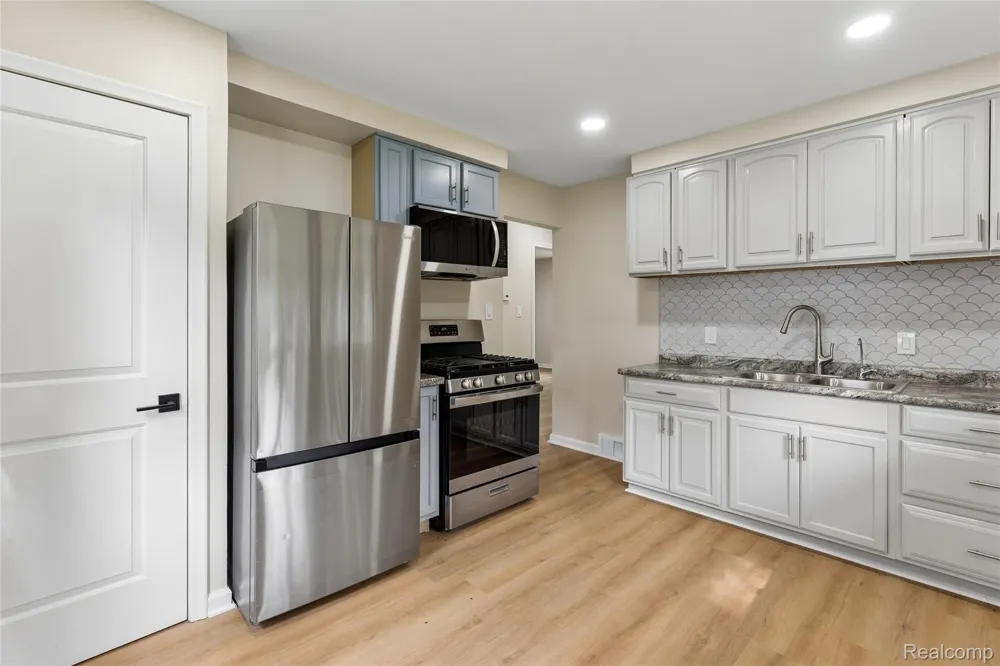 18232 Gaylord Redford Charter Township, MI 48240
