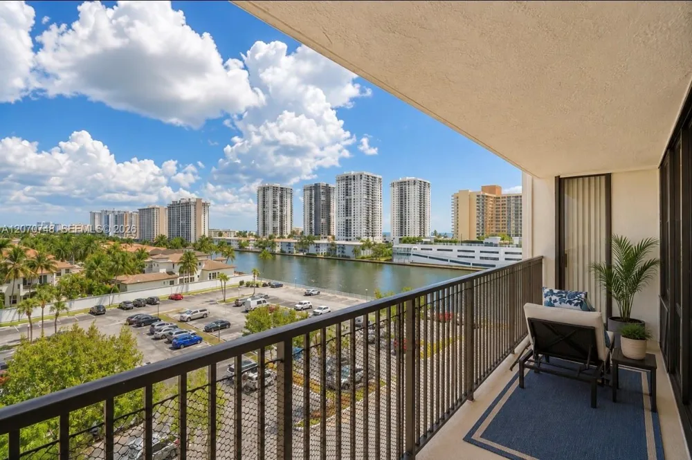 1000 Parkview Dr #715 Hallandale Beach, FL 33009