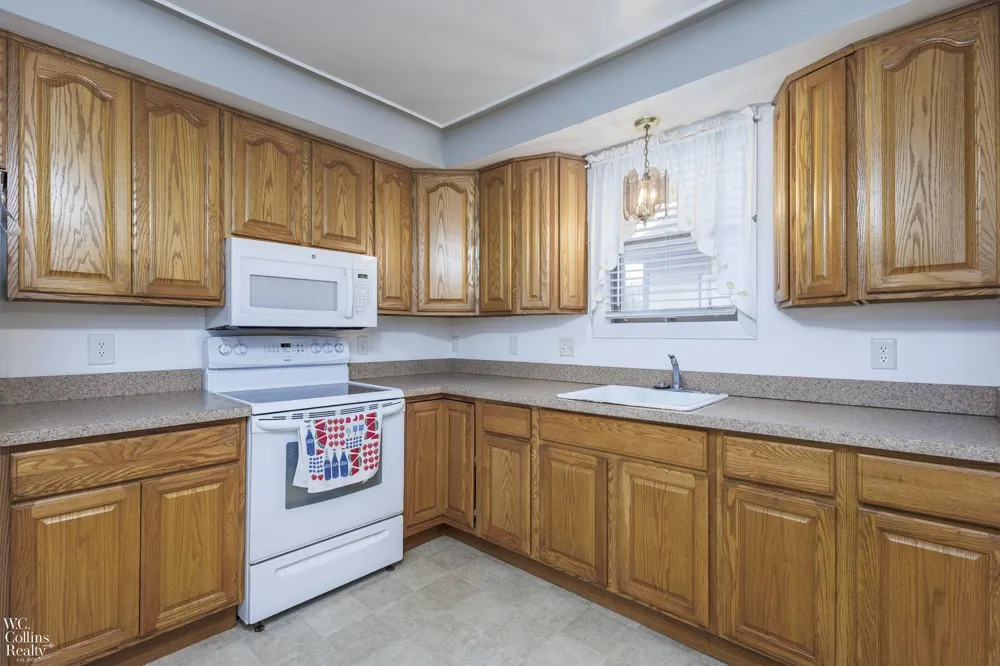 17346 Common Road Roseville City, MI 48066