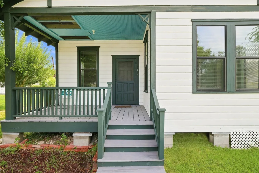 313 S Blackwell Street La Porte, TX 77571