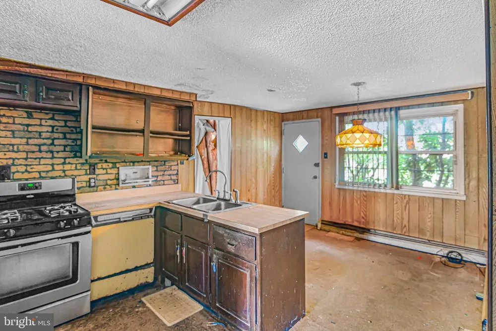 9096 PINE ROAD Philadelphia, PA 19115