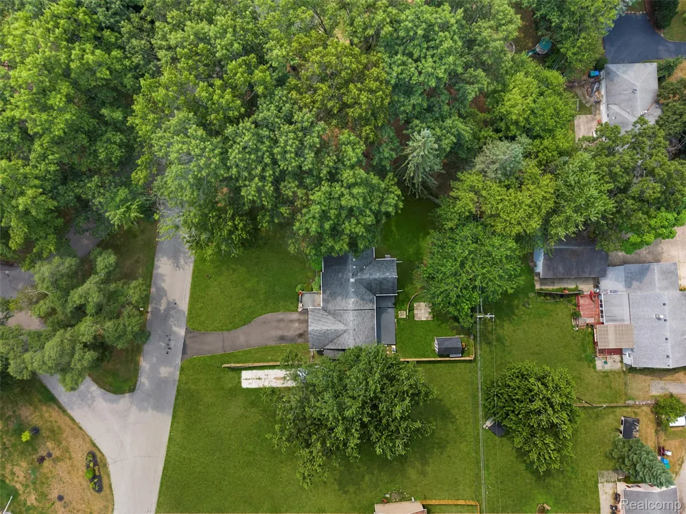 129 E Beechdale Street Commerce Charter Township, MI 48382