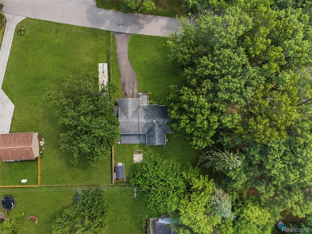 129 E Beechdale Street Commerce Charter Township, MI 48382