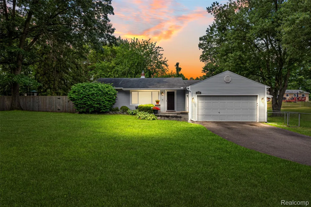 129 E Beechdale Street Commerce Charter Township, MI 48382