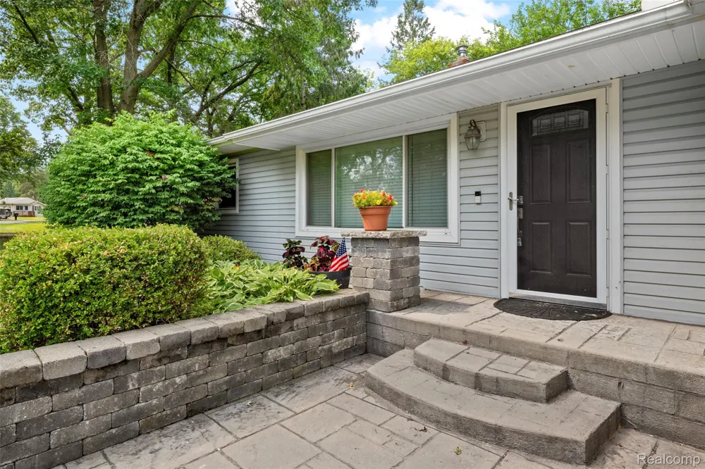 129 E Beechdale Street Commerce Charter Township, MI 48382