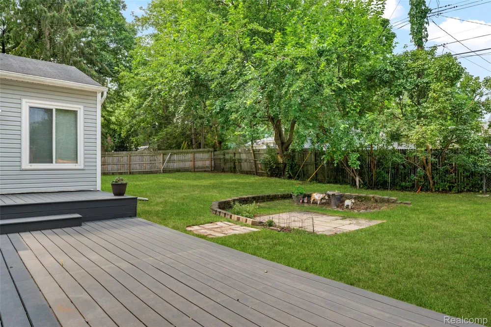 129 E Beechdale Street Commerce Charter Township, MI 48382