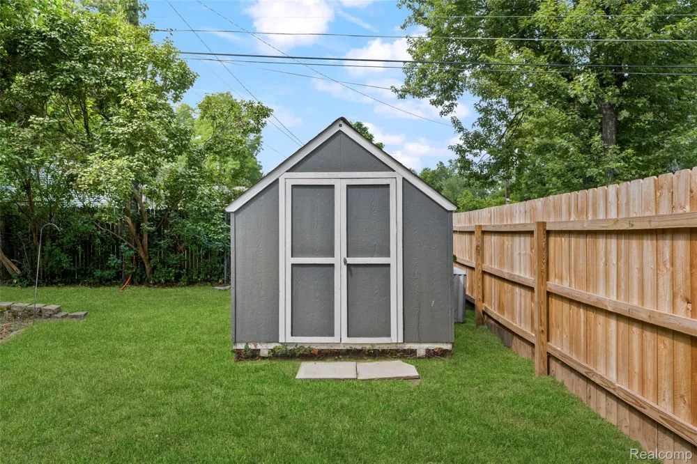129 E Beechdale Street Commerce Charter Township, MI 48382