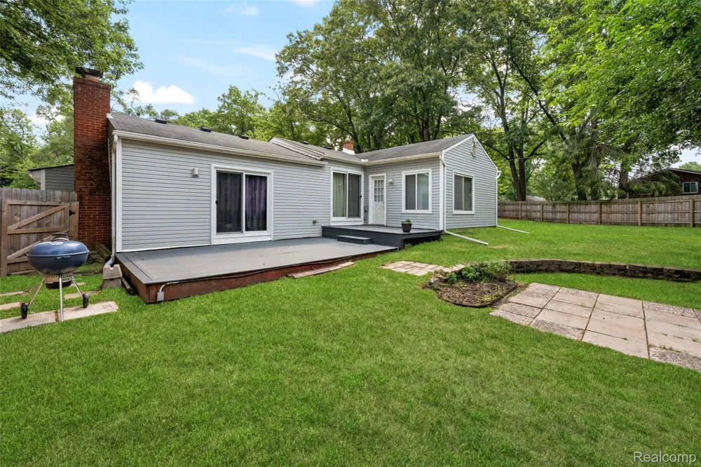 129 E Beechdale Street Commerce Charter Township, MI 48382