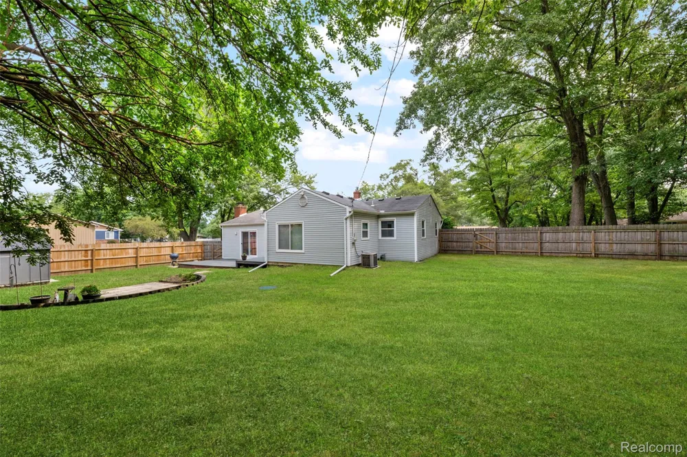 129 E Beechdale Street Commerce Charter Township, MI 48382