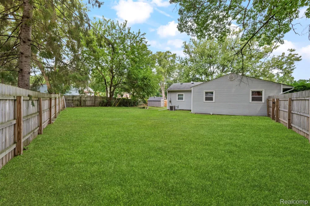 129 E Beechdale Street Commerce Charter Township, MI 48382