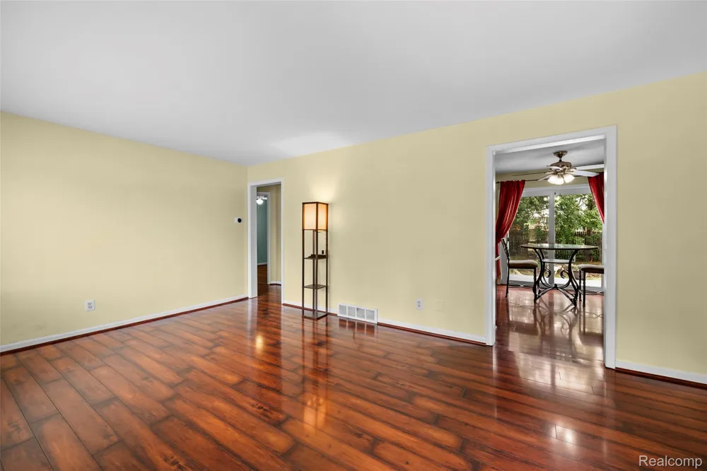 129 E Beechdale Street Commerce Charter Township, MI 48382