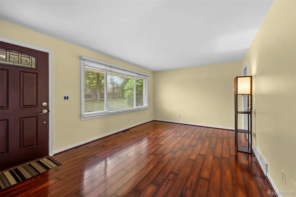 129 E Beechdale Street Commerce Charter Township, MI 48382