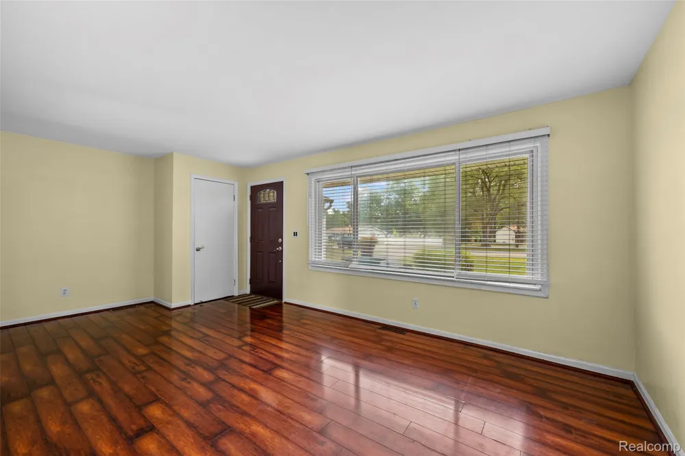 129 E Beechdale Street Commerce Charter Township, MI 48382