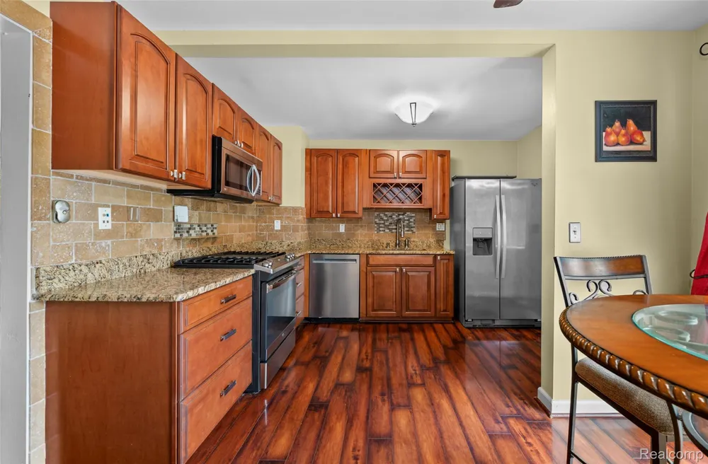 129 E Beechdale Street Commerce Charter Township, MI 48382