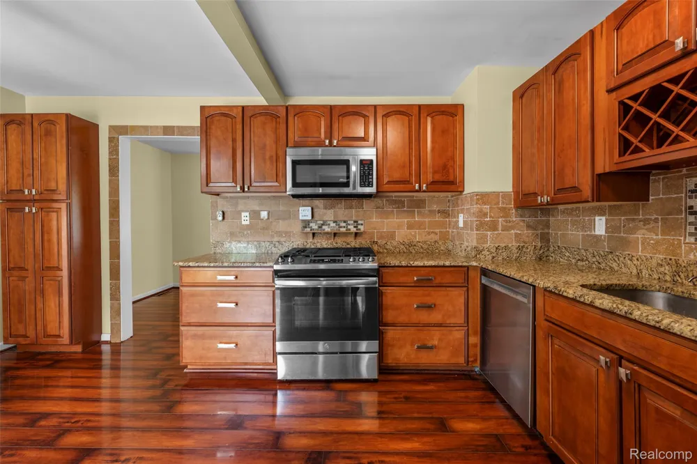 129 E Beechdale Street Commerce Charter Township, MI 48382
