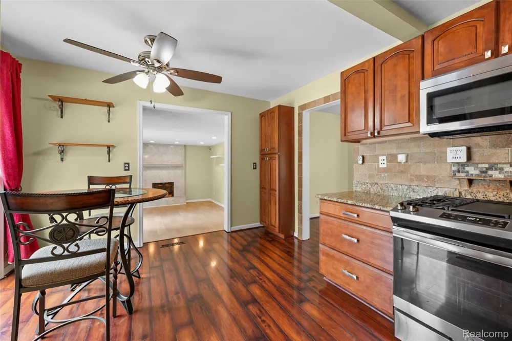 129 E Beechdale Street Commerce Charter Township, MI 48382