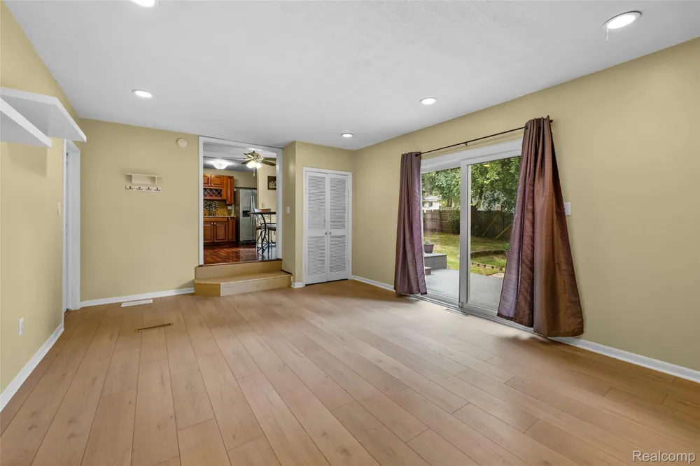 129 E Beechdale Street Commerce Charter Township, MI 48382