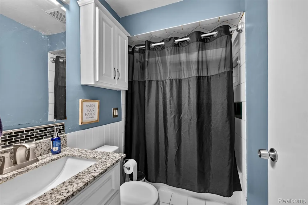 129 E Beechdale Street Commerce Charter Township, MI 48382