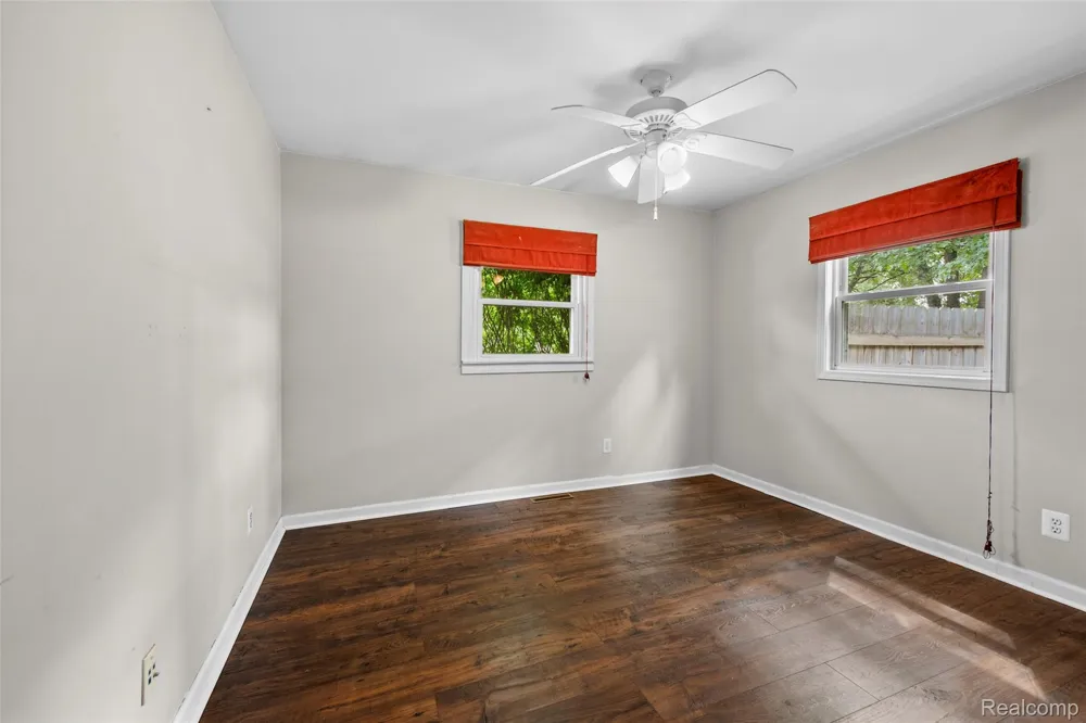 129 E Beechdale Street Commerce Charter Township, MI 48382