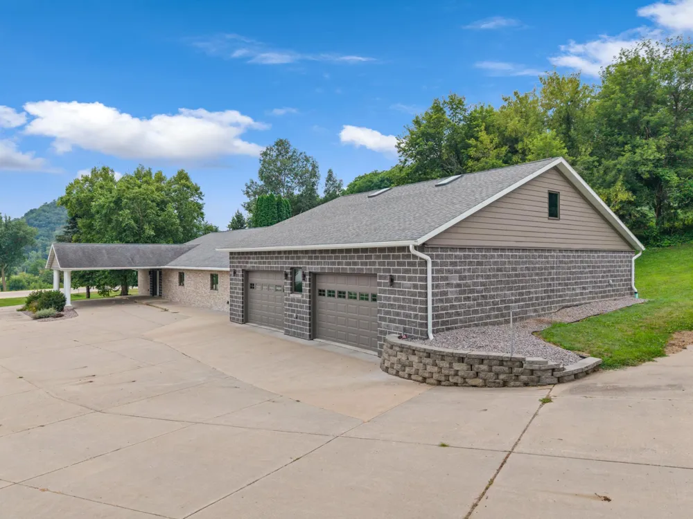 6752 State 44 Caledonia, MN 55921