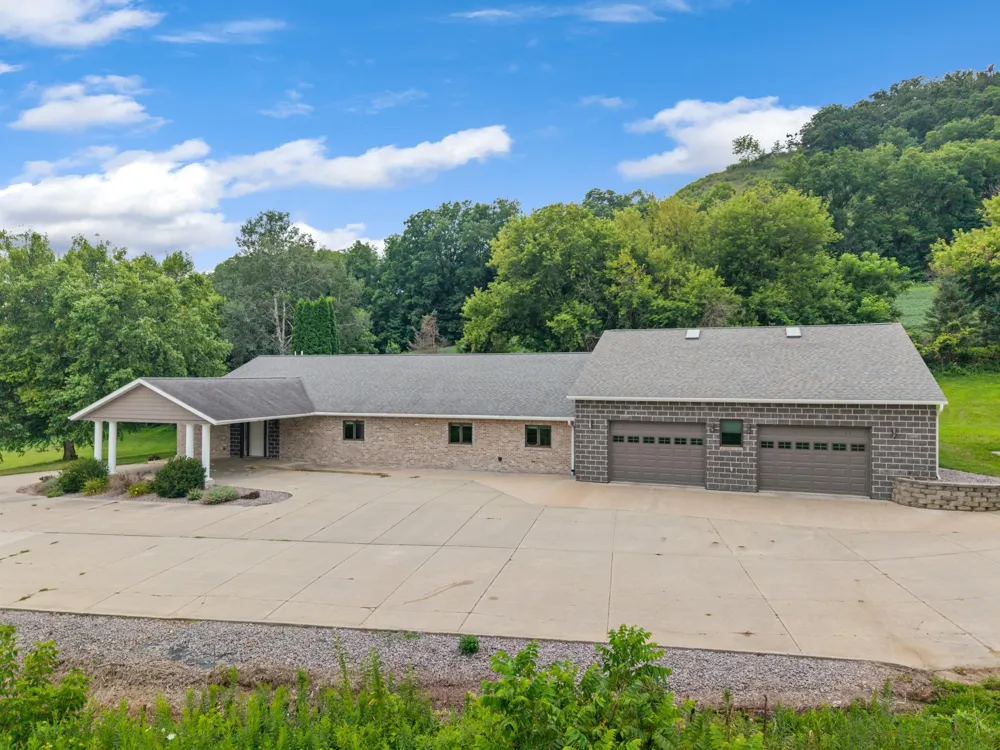 6752 State 44 Caledonia, MN 55921