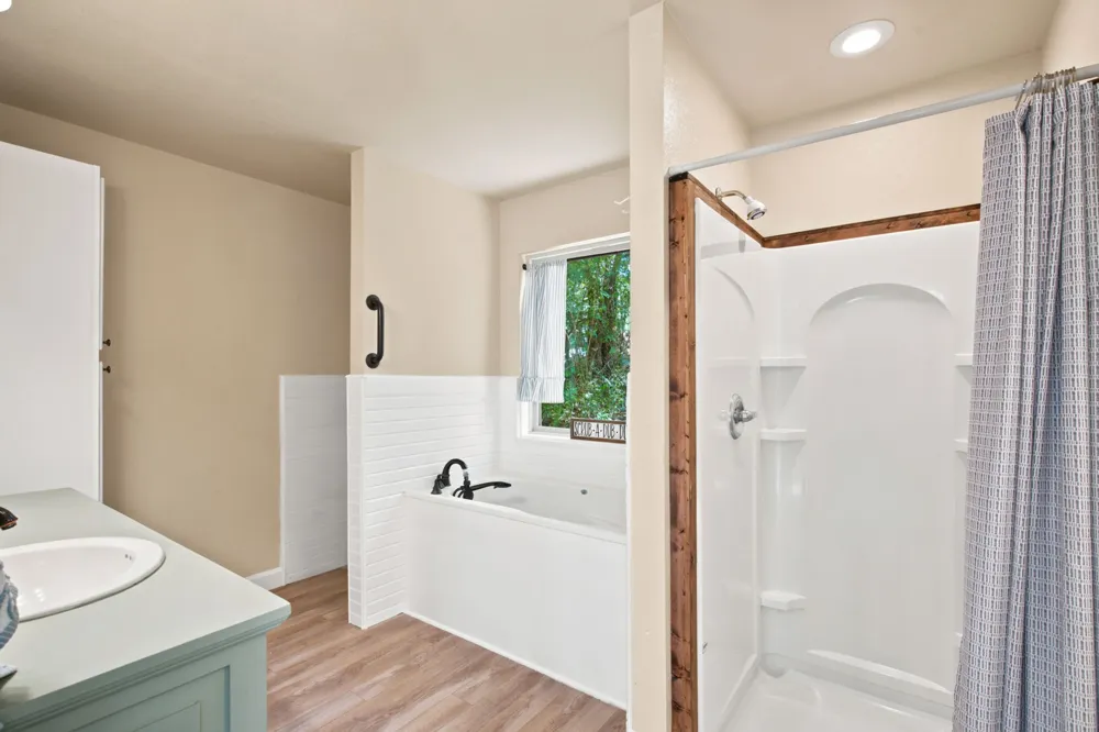 328 Silver Lane Azle, TX 76020