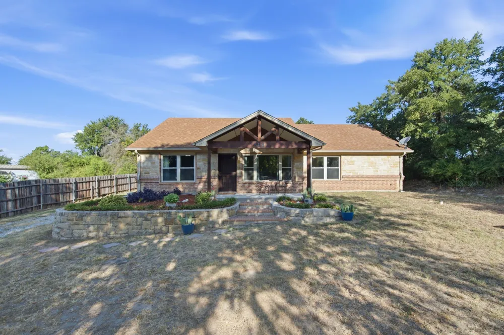 328 Silver Lane Azle, TX 76020