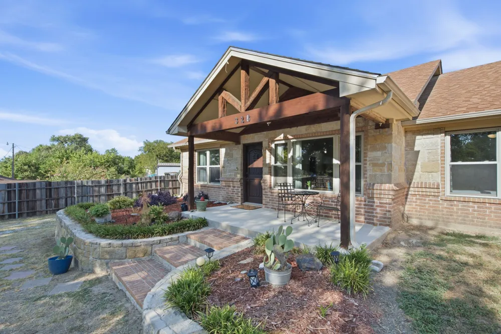 328 Silver Lane Azle, TX 76020