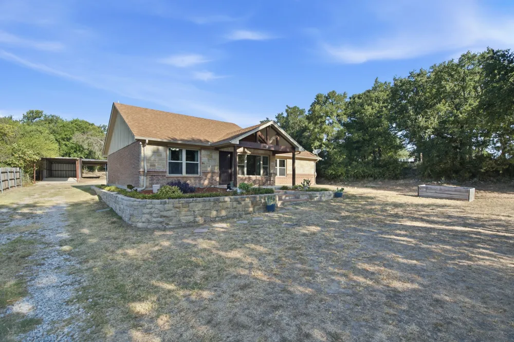 328 Silver Lane Azle, TX 76020