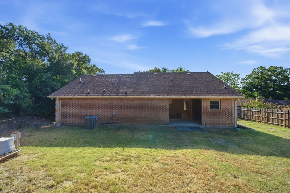328 Silver Lane Azle, TX 76020